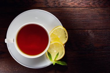 Bir fincan çay cinnamom, nane yaprakları ve anasonu meyvelerini havai görünümü. Yakın çekim fotoğraf.