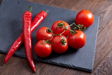 Domates grup ve acı biber siyah parça masa, üstten görünüm, yakın çekim.
