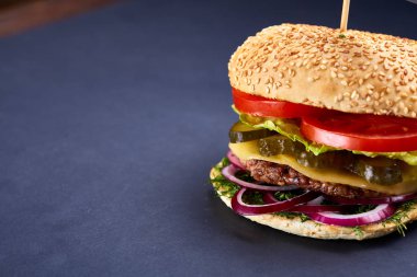 Klasik Amerikan çizburgeri siyah bayrak üstünde belgili tanımlık tepe koyu arka planı, yakın çekim, seçici odak ile