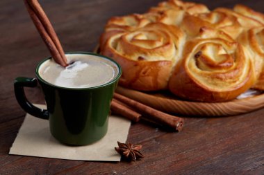 Ev yapımı gül ekmek, fincan kahve, anason ve tarçın antika arka plan, yakın çekim, seçici odak