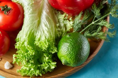 Çeşitli taze sebze ve otlar mavi arka plan, üstten görünüm, seçici odak serinletici yakın çekim natürmort.