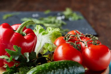 Yakın çekim natürmort çeşitli taze sebze ve otlar koyu ahşap arka plan, üstten görünüm, sığ derinlik-in tarla.