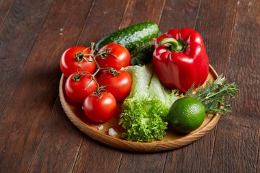 Çeşitli taze sebze ve otlar vintage ahşap arka plan, üstten görünüm, seçici odak yakın çekim natürmort.