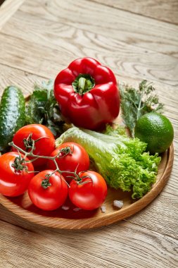 Çeşitli taze sebze ve otlar rustik ahşap arka plan, üstten görünüm, seçici odak sanatsal natürmort.