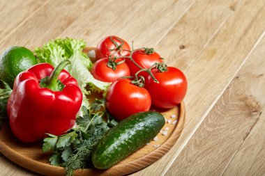 Çeşitli taze sebze ve otlar rustik ahşap arka plan, üstten görünüm, seçici odak sanatsal natürmort.