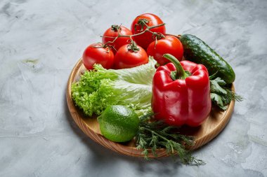 Çeşitli taze sebze ve otlar beyaz dokulu arka plan, üstten görünüm, seçici odak lezzetli kompozisyon.