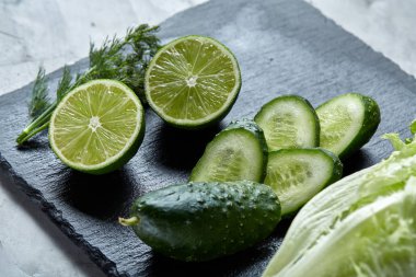 Kavram taze yeşil marul, salatalık, dereotu, kireç bir açık renkli, seçici odak, üstten görünüm, kopyalama alanı.