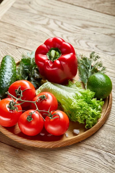 Çeşitli taze sebze ve otlar rustik ahşap arka plan, üstten görünüm, seçici odak sanatsal natürmort.