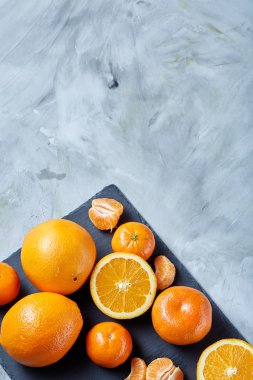 Taze mandalina ve turuncu masa, yakın çekim kesme üzerinde tam ve yarım kesilmiş