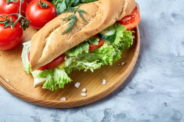 Marul, domates ve peynir ile taze sandviç ahşap beyaz dokulu arka plan üzerinde seçici odak tabakta