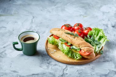 Marul, domates, peynir ahşap plaka üzerinde kahve beyaz arka planda, seçici odak ile taze sandviç