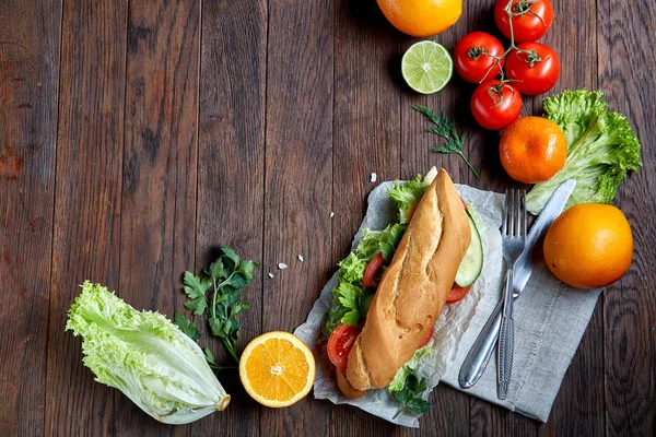 Pranzo sandwich con formaggio e verdure servito con agrumi e caffè, focus selettivo, primo piano, vista dall'alto — Foto Stock
