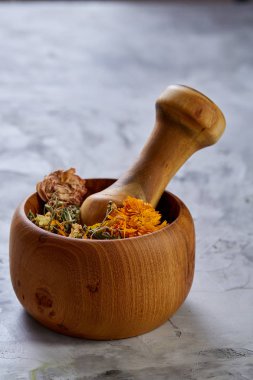 Spa natürmort çiçek ışık üzerinde ahşap kase ile dokulu arka plan, üstten görünüm, yakın çekim, seçici odak