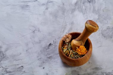 Spa natürmort çiçek ışık üzerinde ahşap kase ile dokulu arka plan, üstten görünüm, yakın çekim, seçici odak