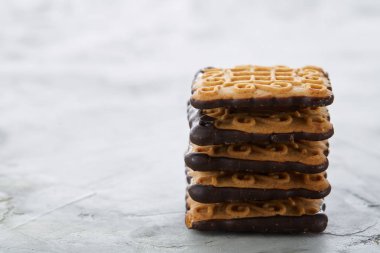 Hafif dokulu arka plan, yakın çekim, sığ derinlik-in tarla, seçici odak desen düzenlenmiş kare bisküvi.