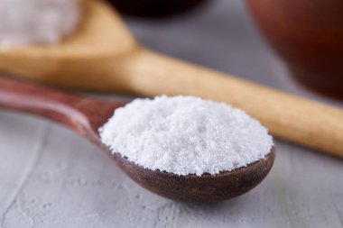 Tuz ve biber kaşık ve açık renkli, üstten görünüm, yakın çekim yuvarlak kase kavramsal kompozisyon