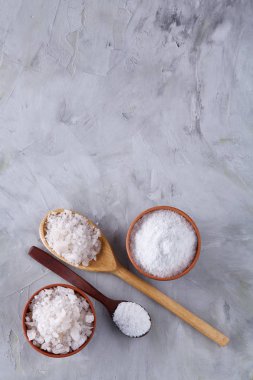 Tuz ve biber kaşık ve açık renkli, üstten görünüm, yakın çekim yuvarlak kase kavramsal kompozisyon