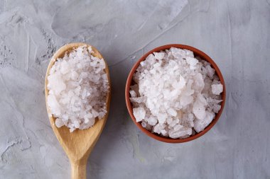 Tuz ve biber kaşık ve açık renkli, üstten görünüm, yakın çekim yuvarlak kase kavramsal kompozisyon