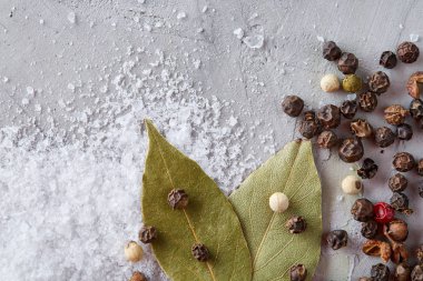 Bay defne yaprak biber ve tuz izole koyu arka plan, üstten görünüm, yakın çekim, seçici odak bileşimi