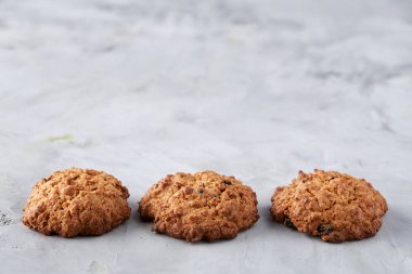 Hafif dokulu arka plan, yakın çekim, sığ alan, seçici odak derinliği desen düzenlenmiş tatlı bisküvi.