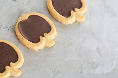 Apple satırlar hafif dokulu arka plan, yakın çekim, sığ derinlik-in tarla, seçici odak halinde düzenlenmiş bisküvi şeklinde.