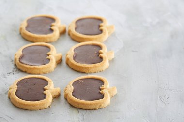 Apple satırlar hafif dokulu arka plan, yakın çekim, sığ derinlik-in tarla, seçici odak halinde düzenlenmiş bisküvi şeklinde.