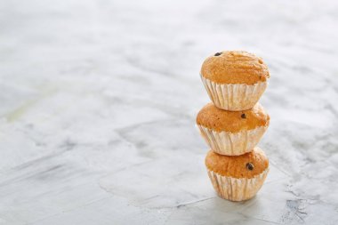 Lezzetli kek hafif dokulu arka plan, yakın çekim, sığ alan, seçici odak derinliği desen düzenlenmiş.