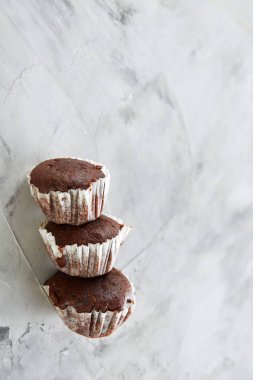 Lezzetli kek hafif dokulu arka plan, yakın çekim, sığ alan, seçici odak derinliği desen düzenlenmiş.