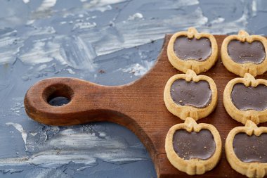 Üstten Görünüm yakın çekim resim lezzetli Kurabiye kesme tahtası sığ derinlik-in tarla, seçici odak üzerinde