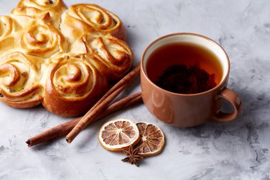 Ev yapımı gül ekmek, çay, narenciye kurutulmuş ve spicies beyaz dokulu arka plan, yakın çekim, sığ derinlik-in tarla