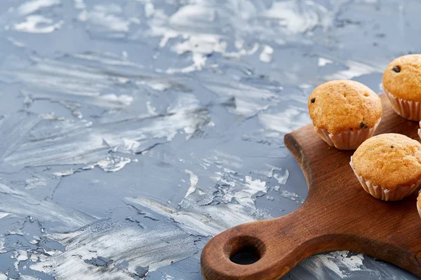 Üstten Görünüm yakın çekim resim lezzetli Kurabiye kesme tahtası sığ derinlik-in tarla, seçici odak üzerinde — Stok fotoğraf