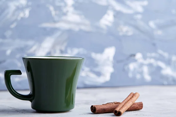 Taza de café cremoso con canela y anís estrellado sobre un fondo de textura blanca, vista superior, primer plano, enfoque selectivo —  Fotos de Stock