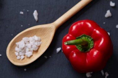 Taze üzüm domates, biber ve tuz ahşap zemin, seçici odak üzerine tahta kaşık ile vejetaryen natürmort