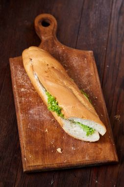 Peynir ve kesme tahtası ahşap arka plan, seçici odak üzerinde sebze taze ve lezzetli sandviç.