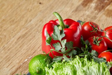 Organik closeup natürmort çeşitli taze sebze ve otlar rustik ahşap arka plan, TOPVIEW, seçici odak.