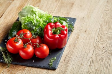 Organik closeup natürmort çeşitli taze sebze ve otlar rustik ahşap arka plan, TOPVIEW, seçici odak.