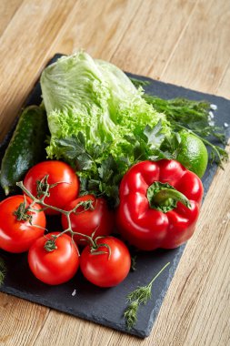 Organik closeup natürmort çeşitli taze sebze ve otlar rustik ahşap arka plan, TOPVIEW, seçici odak.