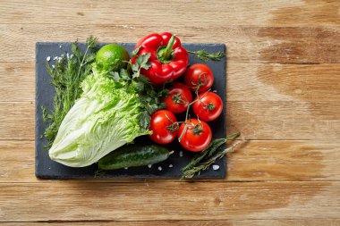Organik closeup natürmort çeşitli taze sebze ve otlar rustik ahşap arka plan, TOPVIEW, seçici odak.