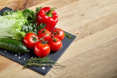 Organik closeup natürmort çeşitli taze sebze ve otlar rustik ahşap arka plan, TOPVIEW, seçici odak.