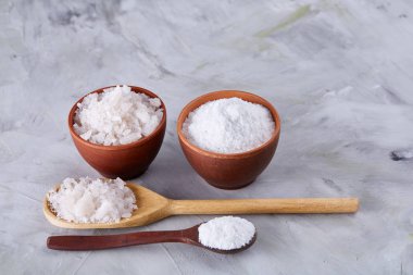 Tuz ve biber kaşık ve açık renkli, üstten görünüm, yakın çekim yuvarlak kase kavramsal kompozisyon