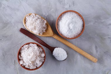 Tuz ve biber kaşık ve açık renkli, üstten görünüm, yakın çekim yuvarlak kase kavramsal kompozisyon