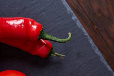 Taze üzüm domates, biber ve tuz ahşap zemin, seçici odak üzerine tahta kaşık ile vejetaryen natürmort