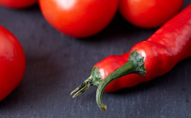 Taze üzüm domates, biber ve tuz ahşap zemin, seçici odak üzerine tahta kaşık ile vejetaryen natürmort