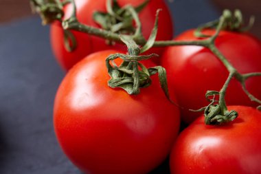 Taze üzüm domates, biber ve tuz ahşap zemin, seçici odak üzerine tahta kaşık ile vejetaryen natürmort
