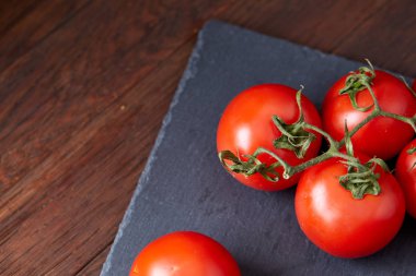 Taze üzüm domates, biber ve tuz ahşap zemin, seçici odak üzerine tahta kaşık ile vejetaryen natürmort