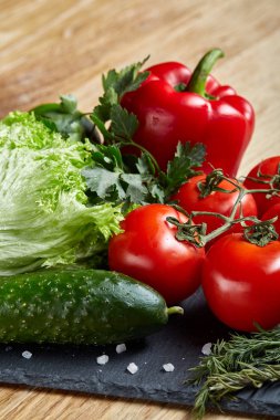 Organik closeup natürmort çeşitli taze sebze ve otlar rustik ahşap arka plan, TOPVIEW, seçici odak.