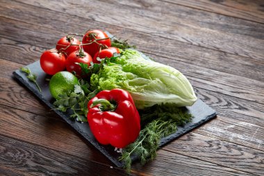 Çeşitli taze sebze ve otlar vintage ahşap arka plan, üstten görünüm, seçici odak yakın çekim natürmort.