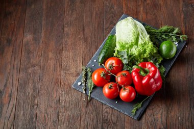 Çeşitli taze sebze ve otlar vintage ahşap arka plan, üstten görünüm, seçici odak yakın çekim natürmort.