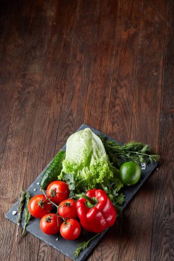 Çeşitli taze sebze ve otlar vintage ahşap arka plan, üstten görünüm, seçici odak yakın çekim natürmort.