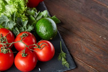 Çeşitli taze sebze ve otlar vintage ahşap arka plan, üstten görünüm, seçici odak yakın çekim natürmort.